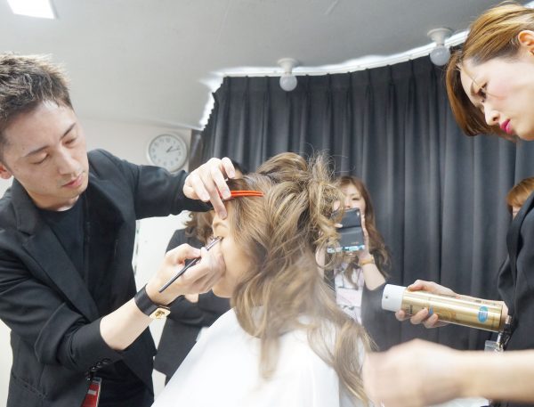 パーティーヘアメイクデモ