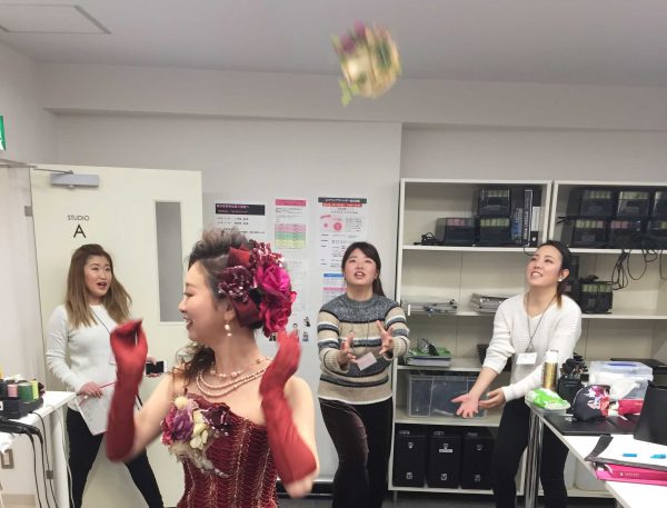 ブーケを投げる